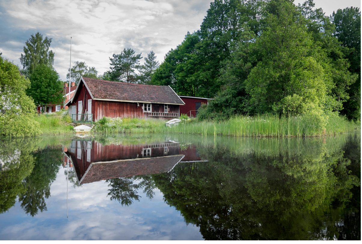 Rotes Haus am Fluss in Dalarna im Sommer