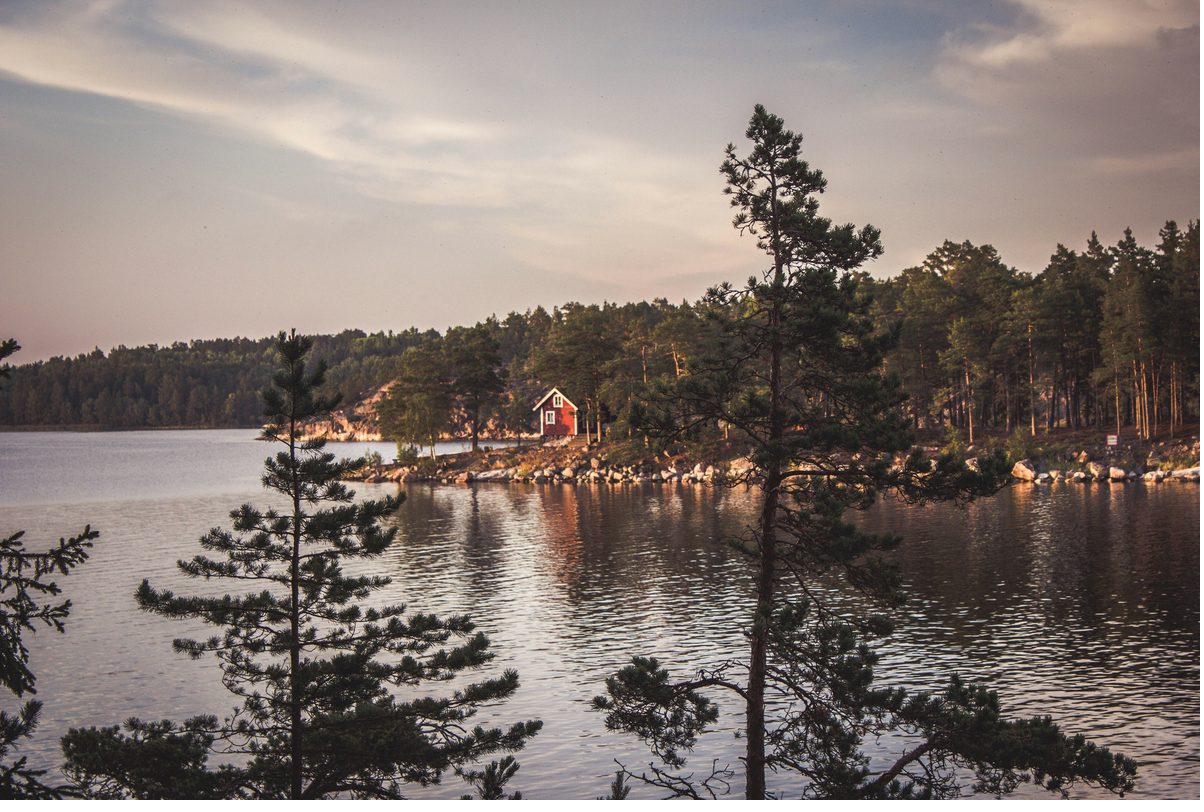 Rote Hütte am See in Dalarna, Schweden