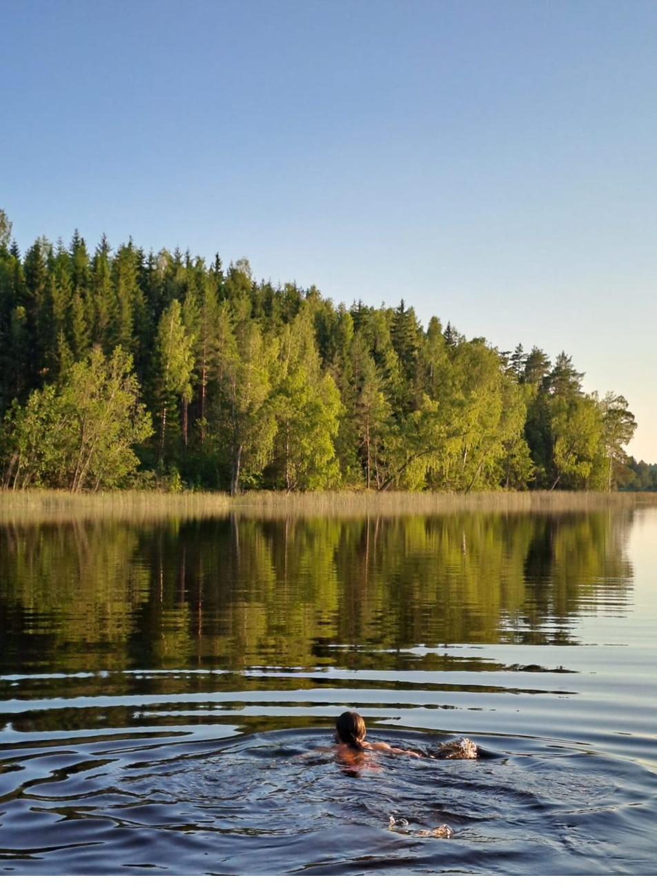 Schwimmen im See in Dalarna bei Abenddämmerung