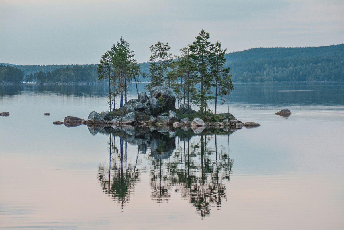 Kleine Felseninsel im See, Dalarna