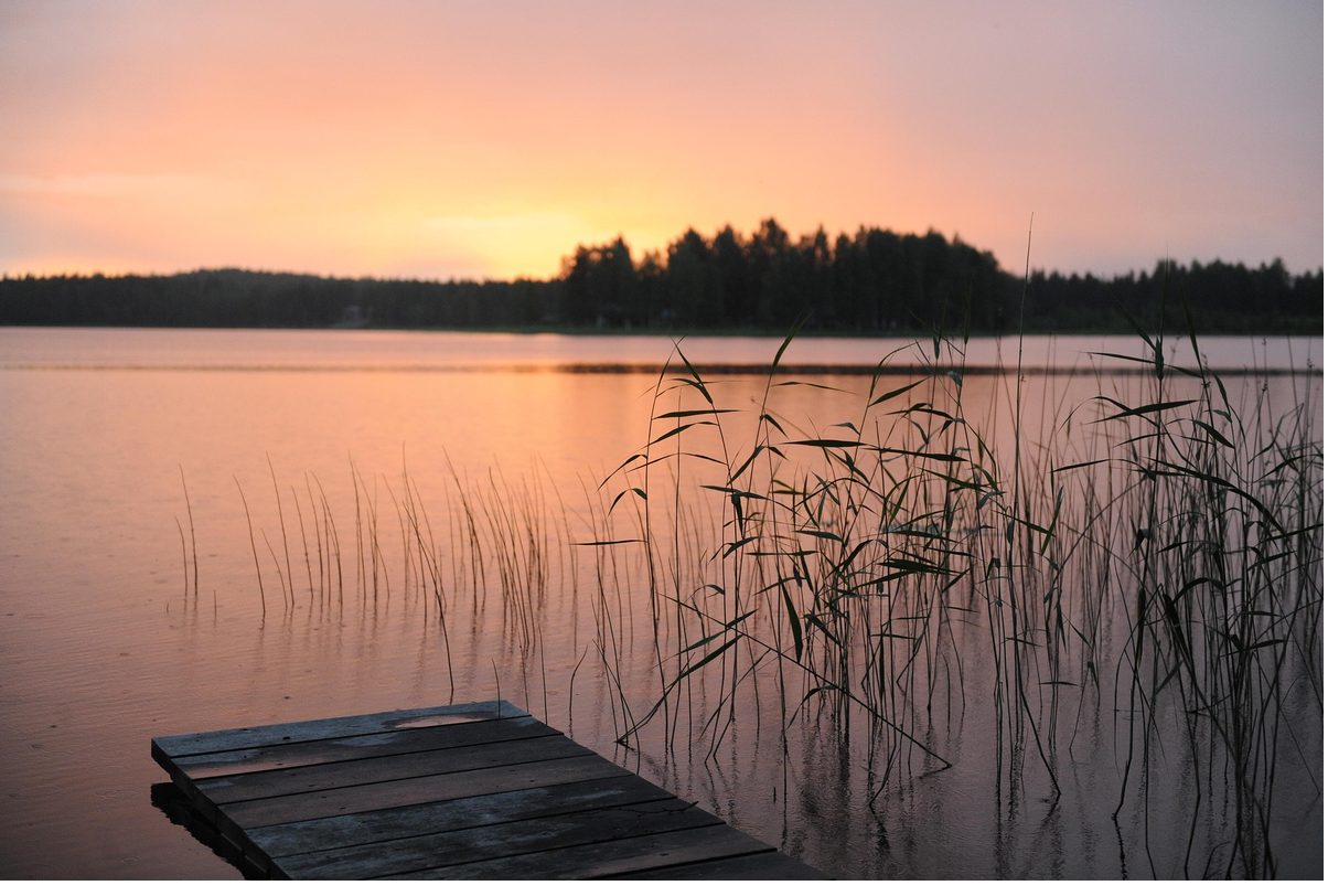 Holzsteg am See in Dalarna bei Abenddämmerung